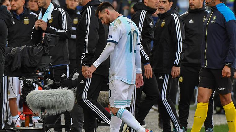 Messi saliendo expulsado vs chile